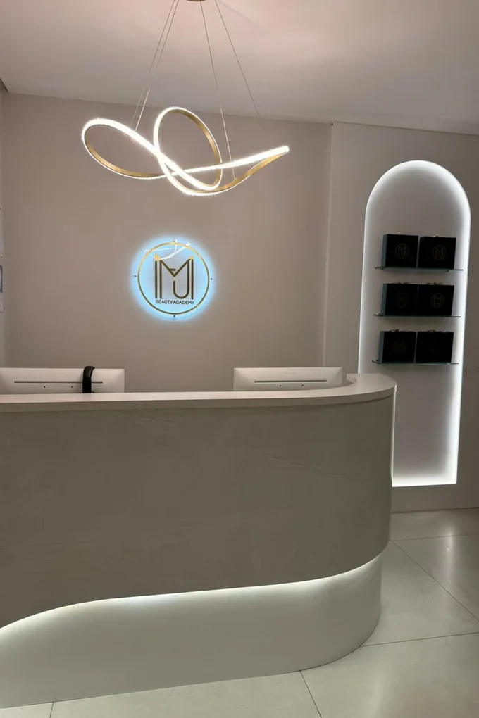 Recepção da Harmonelle Clínica com o logotipo iluminado