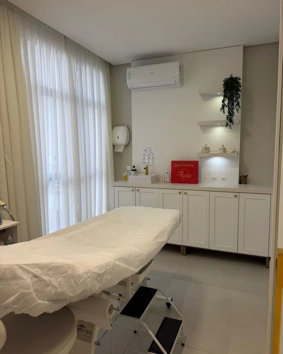 Sala de procedimentos da Harmonelle Clínica, com a maca preparada