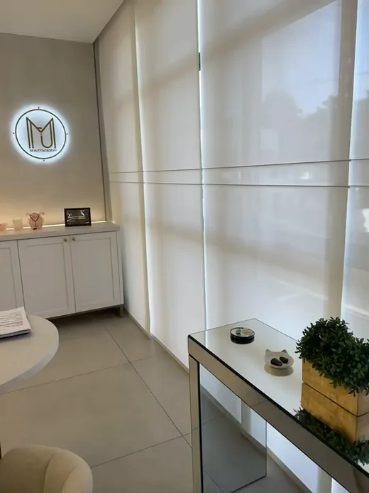 Sala de atendimento da Harmonelle Clínica, com luz natural