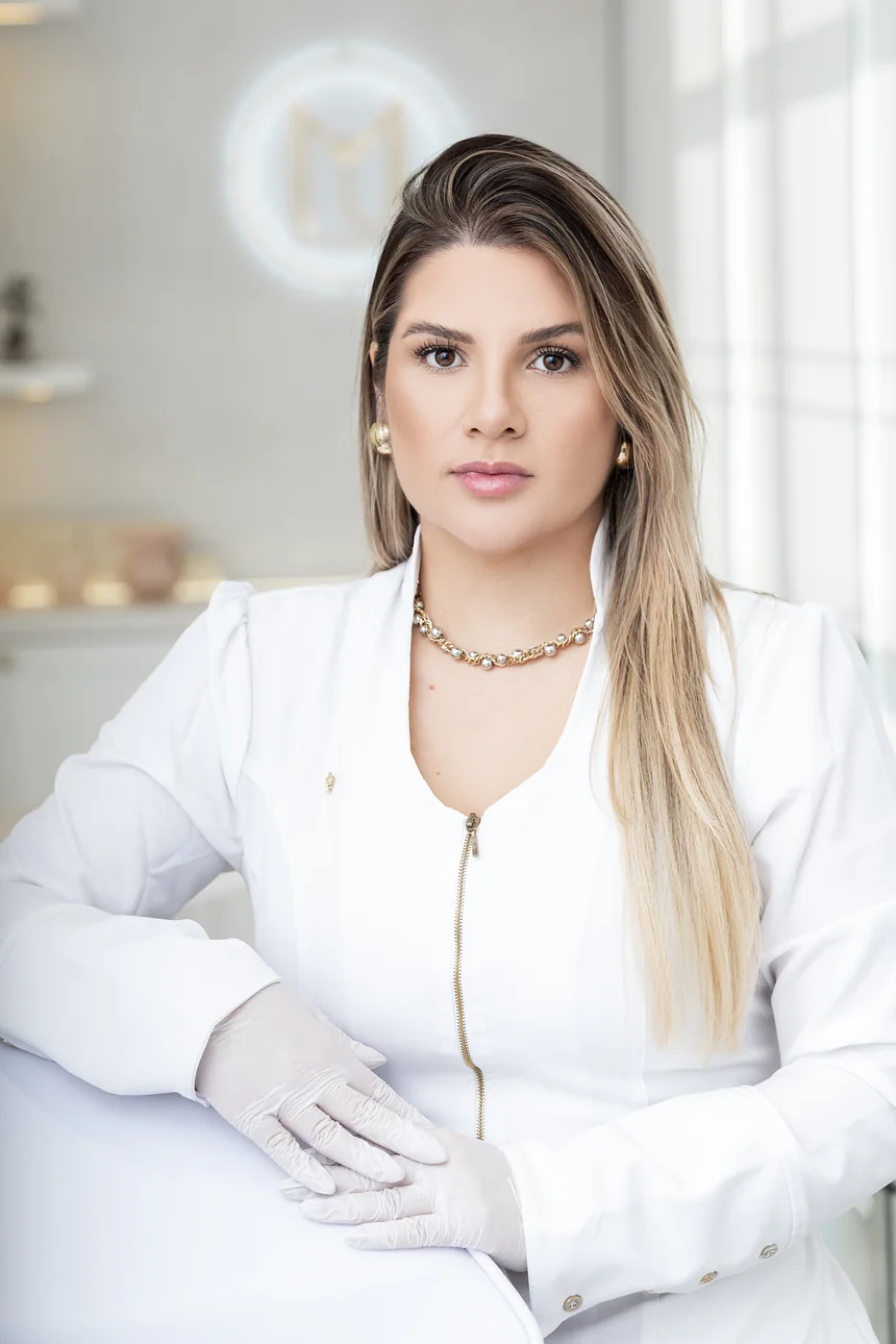 Dra. Manu Maia, Biomédica Esteta responsável pela Harmonelle Clínica, na sala de atendimento em Blumenau