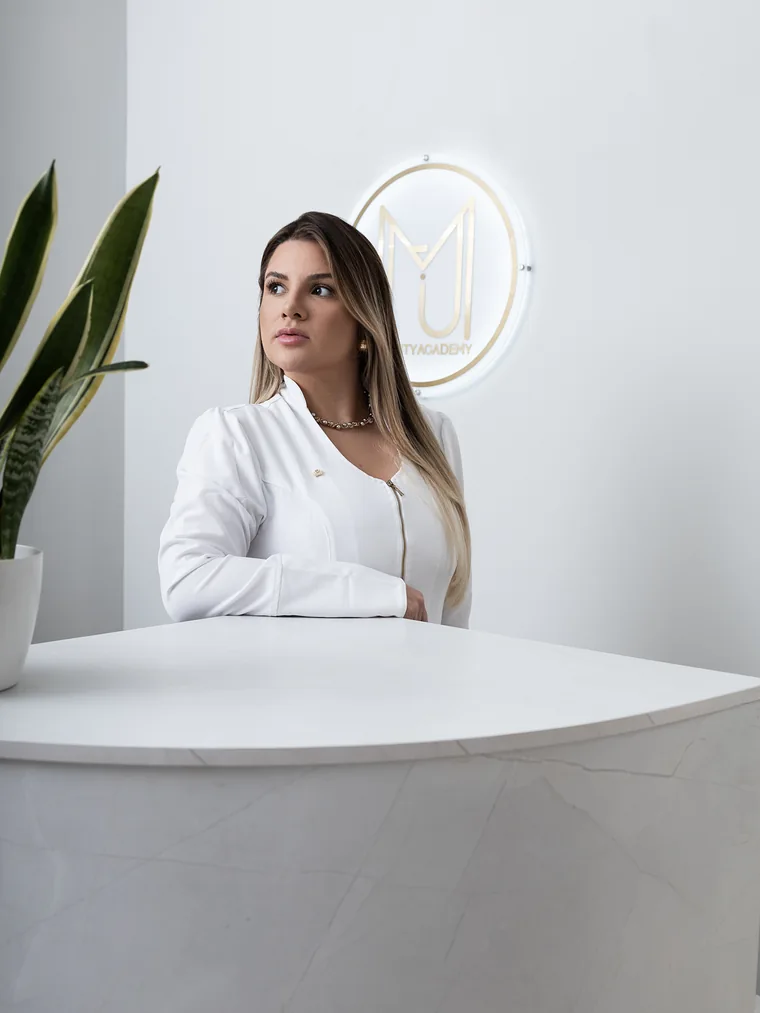 Dra. Manu Maia na recepção da Harmonelle Clínica